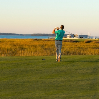 people teeing off