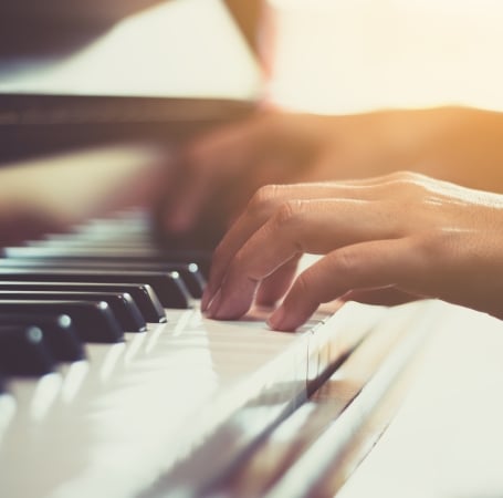 hands playing piano 