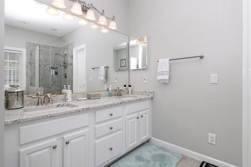 Royal Bay Circle bathroom